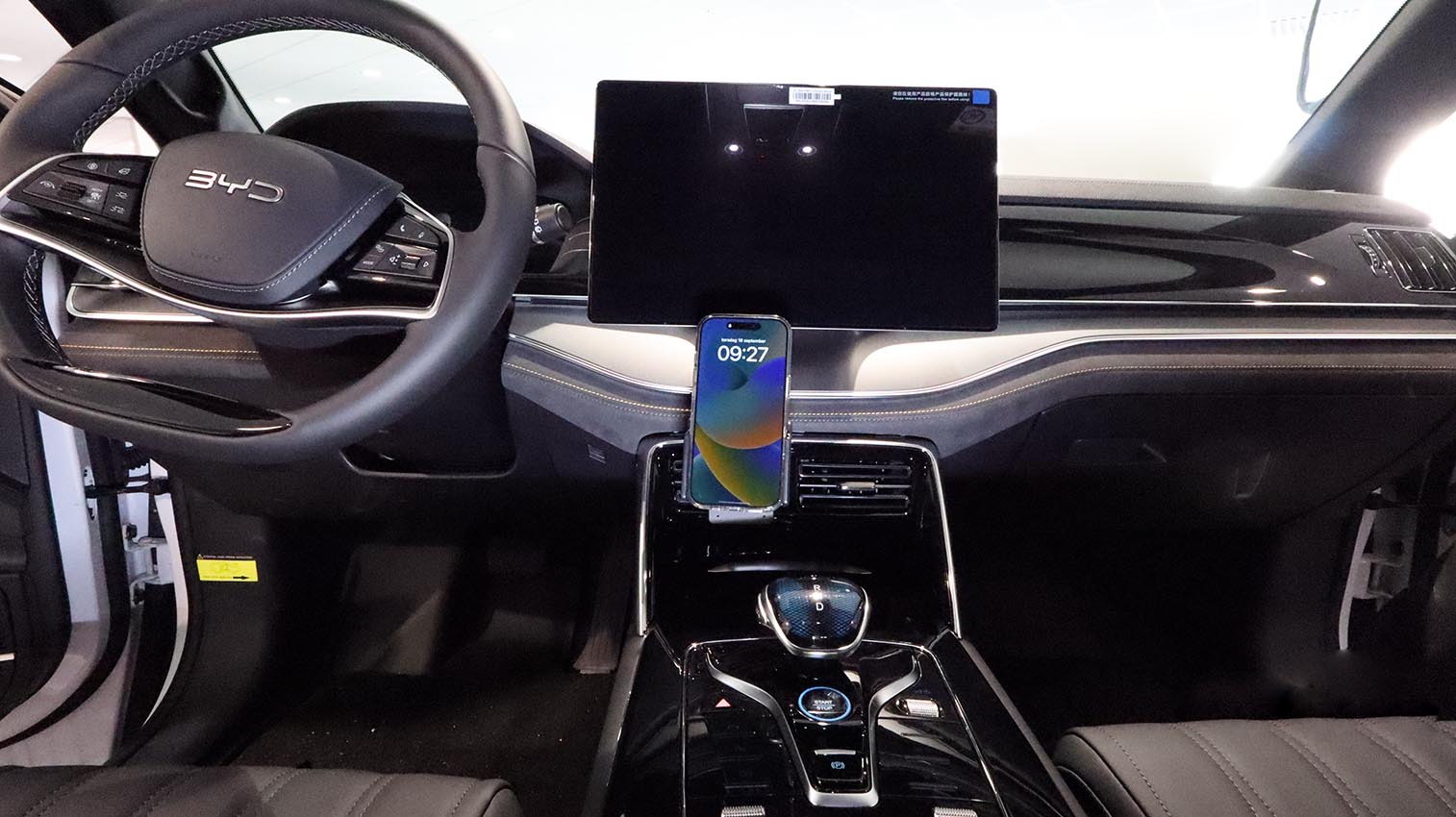 Komplette Lösung mit eingesetztem Smartphone im Fahrzeug