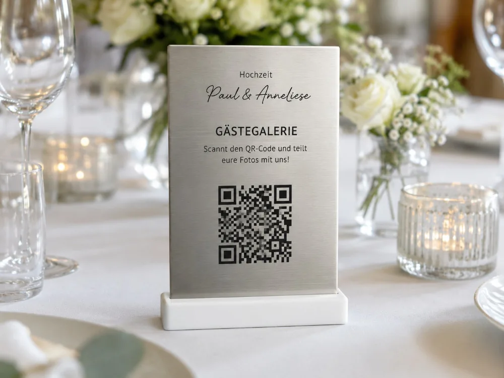 GästeGalerie mit QR-Fotoupload auf einem Tischdisplay